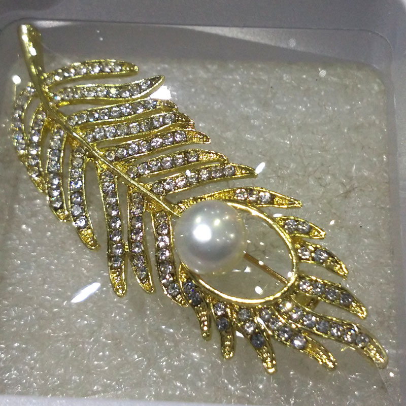 Wholesale Golden Pine Leaf Style Natural White Button Pearl Brooch