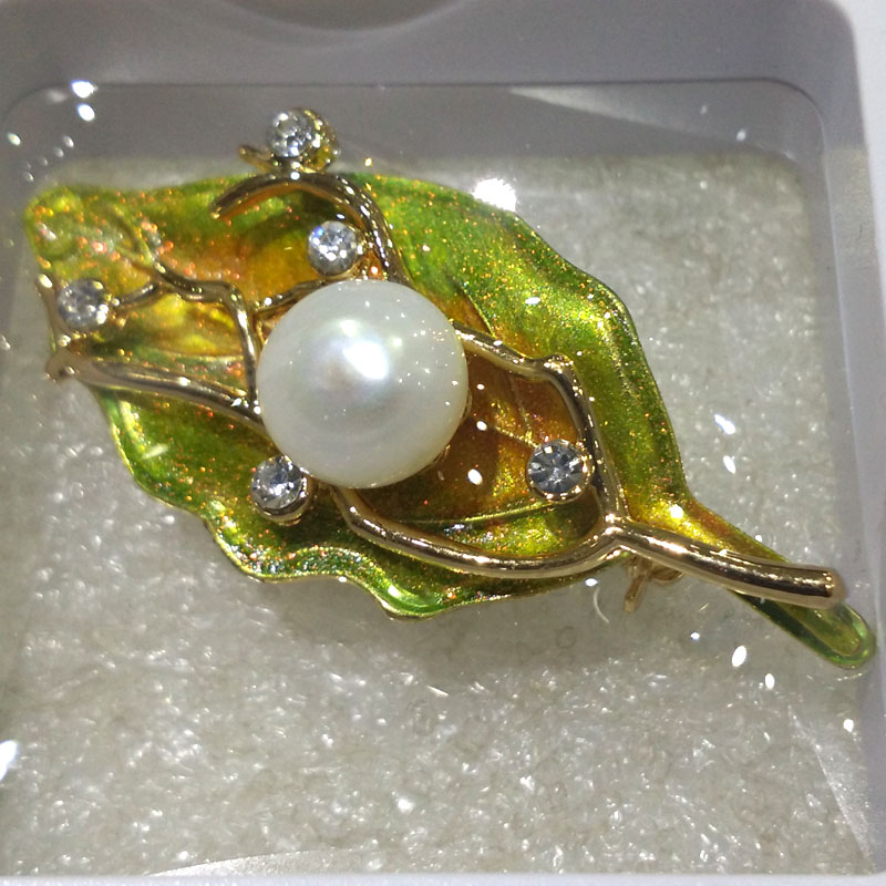 Wholesale Green Leaf Style Natural White Button Pearl Brooch