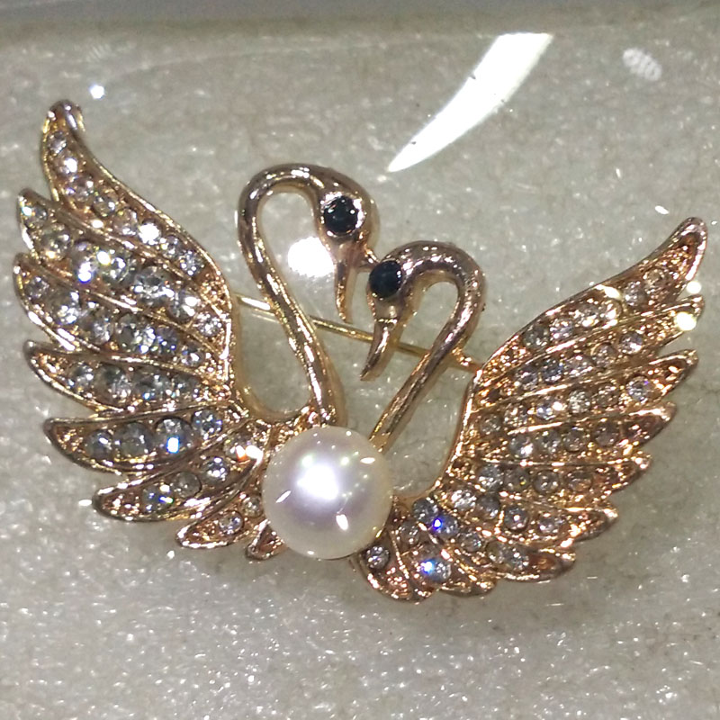 Wholesale Gemini Swan Style Natural White Button Pearl Brooch