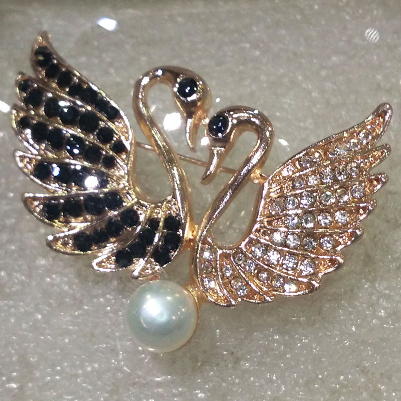 Wholesale Couple Swan Style Natural White Button Pearl Brooch