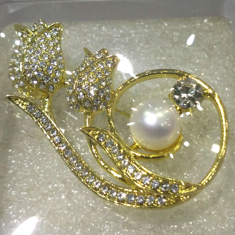Wholesale Tulip Trumpet Style Natural White Button Pearl Brooch