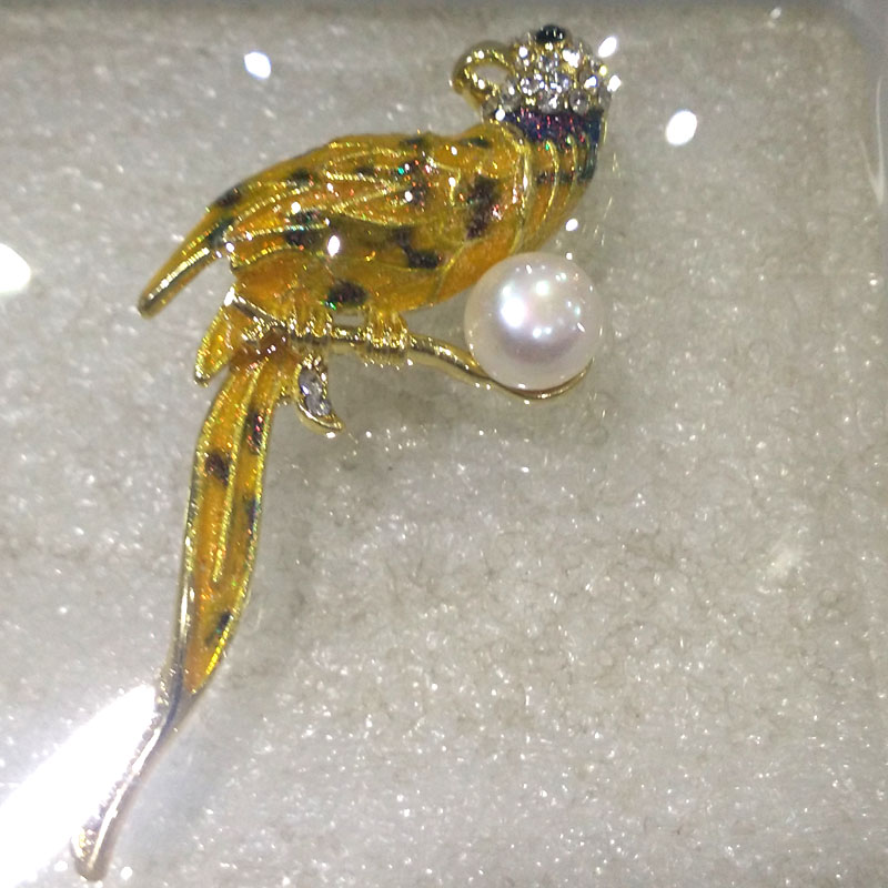 Wholesale Gold Parrot Style Natural White Button Pearl Brooch