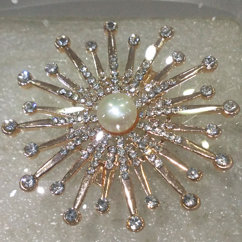 Wholesale Daisy Flower Style Natural White Button Pearl Brooch