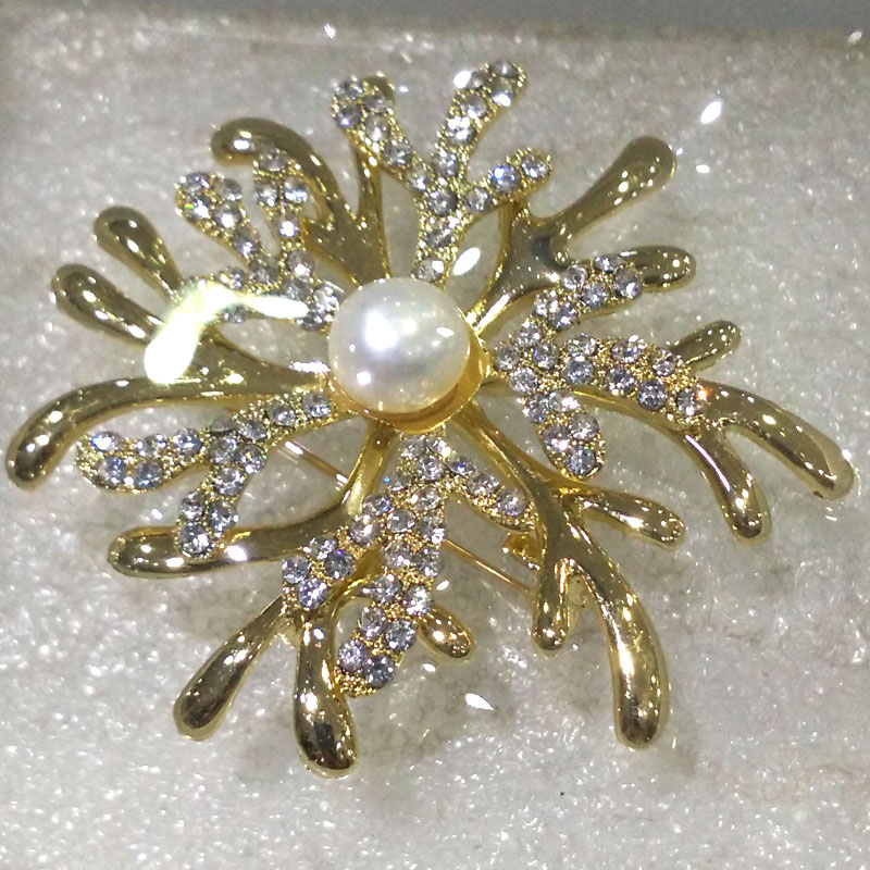 Wholesale Higanbana Style Natural White Button Pearl Brooch
