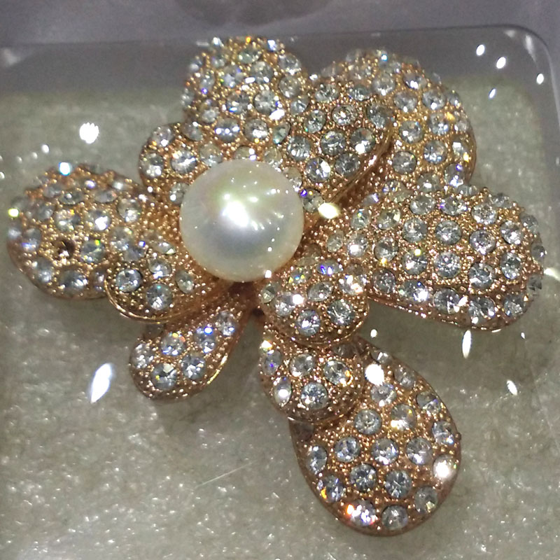 Wholesale Jasmine Flower Style Natural White Button Pearl Brooch